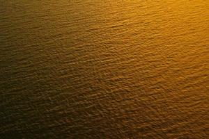 el mar dorado y la ola antes del amanecer. foto
