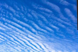 cielo azul con nubes químicas chemtrails en día soleado alemania. foto