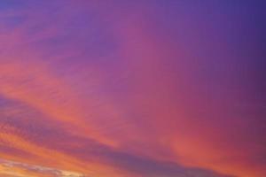 increíble colorido rosa violeta azul y púrpura panorama del cielo de la puesta del sol. foto