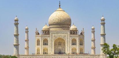 panorama del taj mahal en agra india con increíbles jardines simétricos. foto