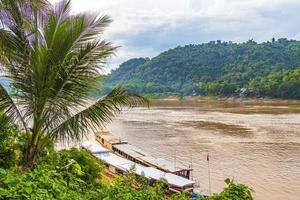 paisaje panorámico y barcos río mekong y luang prabang laos. foto