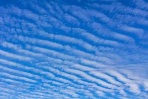 cielo azul con nubes químicas chemtrails en día soleado alemania. foto