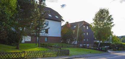 calle braunlage harz con coches casas tiendas peatones montañas alemania. foto