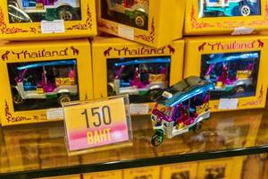ratchatchewi bangkok tailandia 2018 hermosos y coloridos recuerdos de tuk tuk en la tienda de souvenirs bangkok tailandia. foto