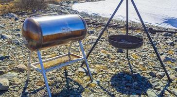 antigua zona de barbacoa en el árido desierto hemsedal noruega. foto