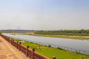 río yamuna ghat en el panorama taj mahal en agra india. foto