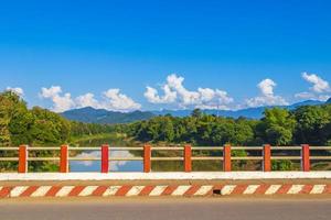 panorama del paisaje del río mekong y luang prabang laos. foto