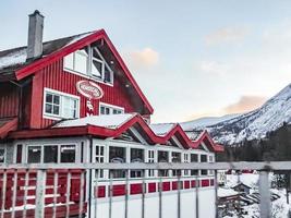 hemsedal viken norway 2011 café hemsedal cabaña de madera roja en el pueblo de hemsedal, noruega. foto