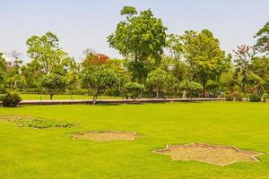 panorama del taj mahal en agra india con increíbles jardines simétricos. foto