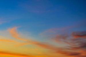 asombroso colorido naranja rojo y amarillo atardecer cielo panorama. foto