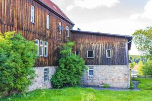 calle braunlage harz con coches casas tiendas peatones montañas alemania. foto