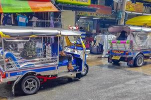 ratchatchewi bangkok tailandia 2018 típicos coloridos tuk tuks taxis que conducen personas en bangkok tailandia. foto