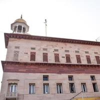 gurudwara sis ganj sahib es uno de los nueve gurdwaras históricos en la vieja delhi en india, sheesh ganj gurudwara en chandni chowk, frente al fuerte rojo en la vieja delhi india foto