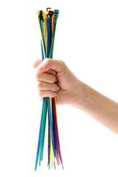 bridas para cables cable de colores en la mano foto