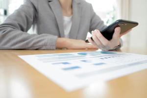 mujer de negocios en su teléfono inteligente foto