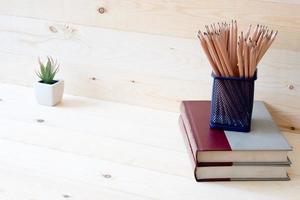 concepto de educación, lápiz para trabajar en una mesa de madera. foto