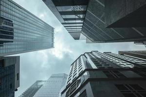 Vista de los modernos rascacielos de negocios de vidrio y vista del cielo del paisaje del edificio comercial en el centro de la ciudad foto