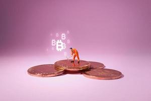 figura de trabajador técnico de pie en bitcoin. concepto de minería bitcoin. foto
