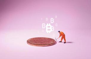 figura de trabajador técnico de pie frente a bitcoin. concepto de minería bitcoin. foto