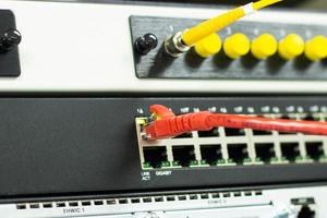 los cables de red para conectar el puerto de un conmutador para conectar la red de Internet, la tecnología de comunicación conceptual foto