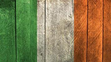 bandera de irlanda bandera de irlanda sobre un fondo de madera foto