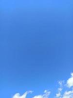 cielo azul y nubes blancas. nubes sobre fondo de cielo azul. clima cálido foto