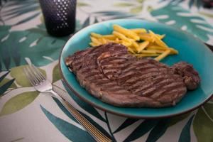 bistec a la parrilla y papas fritas listas para comer. foto