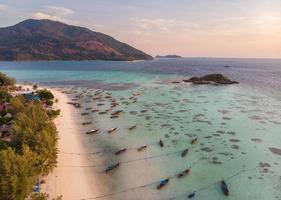 barco de cola larga de madera anclado en el mar tropical en la isla lipe foto