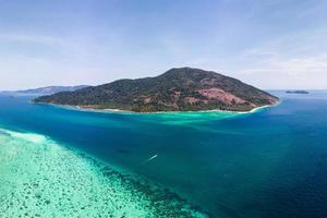 paisaje de la isla lipe con arrecifes de coral en el mar tropical en verano foto