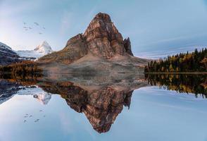 paisaje del lago sunburst con reflejos del monte assiniboine por la mañana en el parque provincial foto