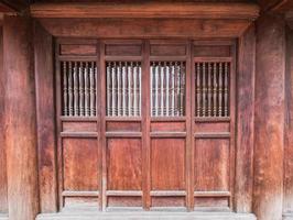 Cerrar antigua puerta de madera tradicional foto