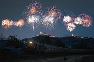 tren antiguo en el ferrocarril con coloridos fuegos artificiales en el evento anual en phra nakhon khiri, khao wang foto