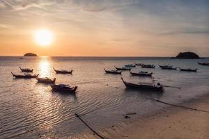 botes de madera de cola larga en el mar tropical en la mañana del amanecer en lipe foto