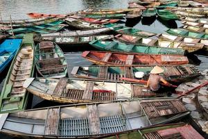 botes de cola larga tradicionales del norte de vietnamita anclados en el muelle foto