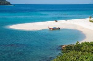 playa de karma con bote de cola larga en el mar tropical en la isla de lipe foto