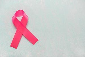 vista superior del símbolo de la cinta rosa conciencia del cáncer de mama con espacio para texto foto