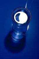 imagen monocromática azul oscuro de un vaso de agua. foto