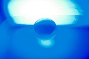imagen borrosa abstracta de una bola gcystal en azul. foto