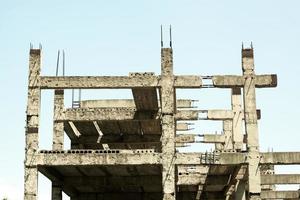 edificio inacabado y abandonado. estructura de hormigón acabado. foto