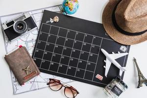 calendario de vacaciones con cámara y artículos de viaje, vista superior foto