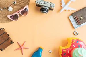 artículos de accesorios de viaje sobre fondo de color, concepto de vacaciones de verano foto
