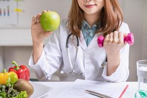 nutricionista dando consulta al paciente con frutas y verduras saludables, nutrición adecuada y concepto de dieta foto