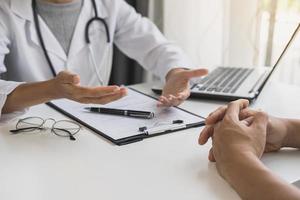 médico profesional consultando a su paciente en el hospital, concepto de atención médica foto