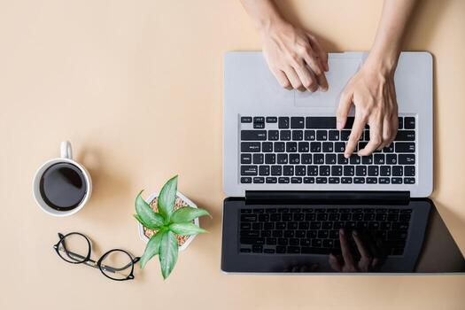 mano usando una computadora portátil en la oficina de negocios con espacio de copia, vista superior foto