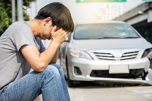 malestar del conductor después de un accidente de coche en la carretera de la ciudad foto