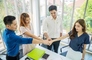 el trabajo en equipo une el concepto de la mano, la imagen de las manos en círculo como símbolo de su asociación y trabajo en equipo, haremos el mejor concepto, la gente se unirá para el éxito de la cooperación empresarial. foto