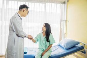 paciente siendo tranquilizada por el médico en la habitación del hospitalpaciente femenina escuchando al médico en el consultorio médico, paciente femenina siendo tranquilizada por el médico en la habitación del hospital foto