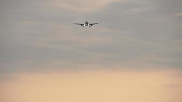 Verkehrsflugzeug im Endanflug. Blick vom Rand der Landebahn video