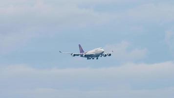 Thai Airways Boeing 747 approaching over ocean video
