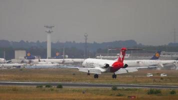 helvetic fokker 100 atterrissage video